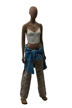 Beyaz arka planda izole edilmiş beyaz dantelli ve gri pantolonlu bir kadın vitrin mankeni.