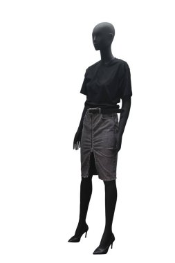 Siyah tişört ve yeşil arka planda izole edilmiş gri etek giyen tam boy kadın mankeni.