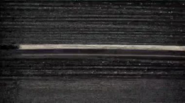 Siyah arka planda eski arızalar ve parazit sesleri. TV Gürültüsü Görüntüsü