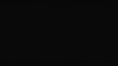 Beyaz çizgili eski bir film görüntüsü.