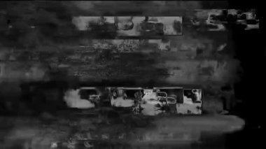 Siyah arka planda eski arızalar ve parazit sesleri. TV Gürültüsü Görüntüsü