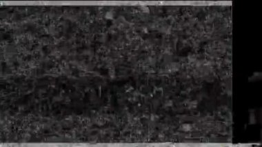 Siyah arka planda eski arızalar ve parazit sesleri. TV Gürültüsü Görüntüsü