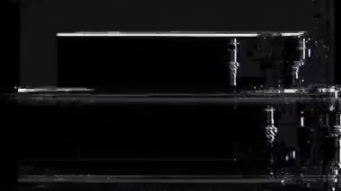 Siyah arka planda eski arızalar ve parazit sesleri. TV Gürültüsü Görüntüsü