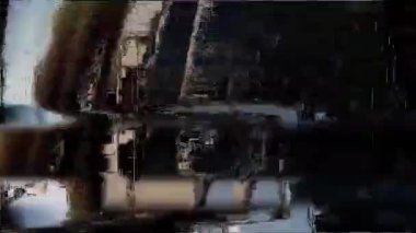 Siyah arka planda eski arızalar ve parazit sesleri. TV Gürültüsü Görüntüsü