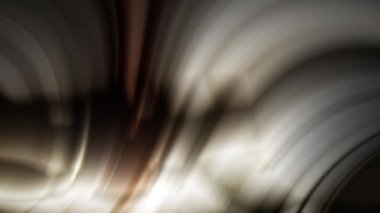 Bulanık gümüş iplikler koyu bir arka plana doğru sarkıyor.