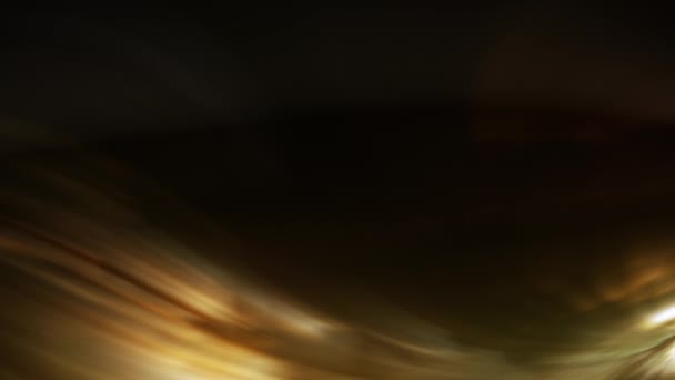 暗い背景下のスローモーションで左に揺れる黄金の物体 — ストック動画