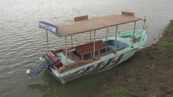 Nehir Kıyısında Duran Motorlu Tekne Manzarası — Stok video