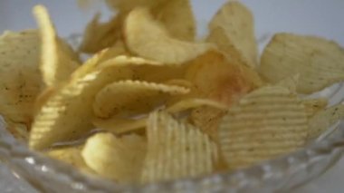 Cam tabağa düşen patates cipsi.