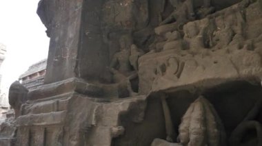 Ellora mağaralarının duvarları büyük kayalardan yapılmıştır.