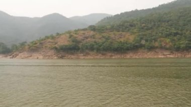 Parlak gökyüzünün serin havası, sisli dağlar ve yeşil deniz