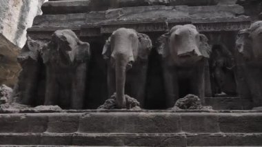 Ellora mağaralarının içinde sıralanmış fil heykellerini yakından çek.