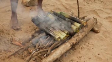 Bir adamın ayakları, yayılan bir yangından çıkan canlı duman.