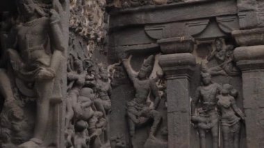 Ellora mağaralarının üzerine duvar ören farklı tanrı heykelleri.