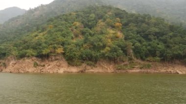 Hareket kamerası, çalı tepe ve hareketli deniz.