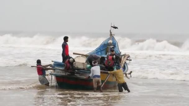 Video Vivo Hombres Empujando Barco Pesca Mar — Vídeo de stock