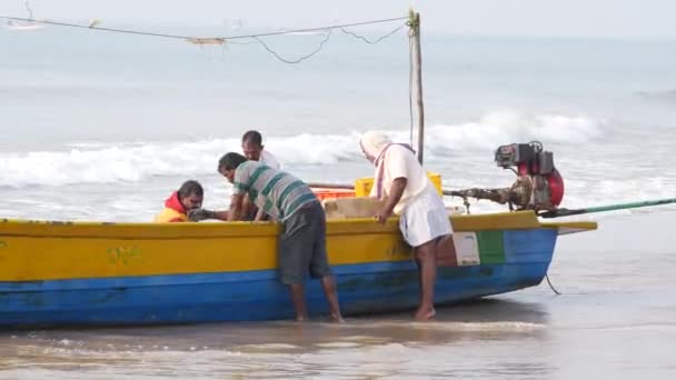 Mężczyźni Oddzielający Ryby Łodzi Rybackiej Brzegu Morza — Wideo stockowe