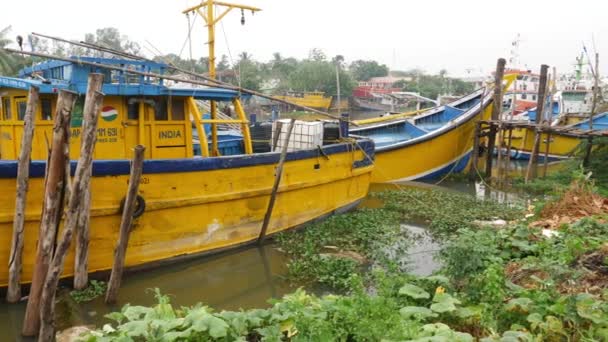 Tembakan Makro Dekat Kapal Nelayan Berwarna Kuning Diikat Pantai — Stok Video