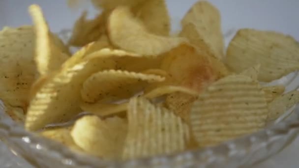 Падая Картофельные Чипсы Стеклянную Тарелку — стоковое видео