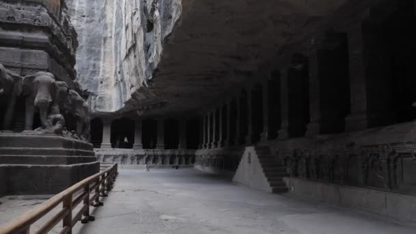 Vista Caminho Sob Rocha Dentro Das Cavernas Ellora Índia — Vídeo de Stock