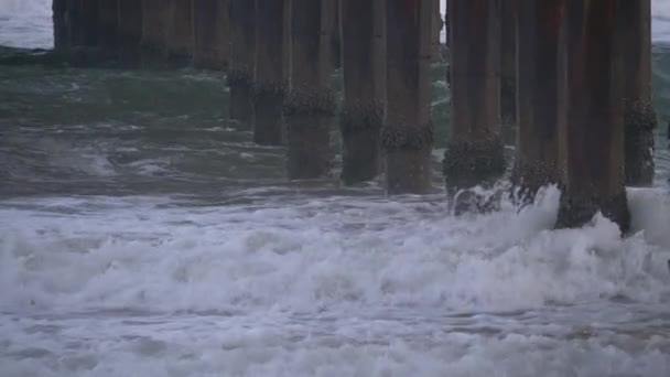 コンクリートの柱を打つ波の接近ショット — ストック動画