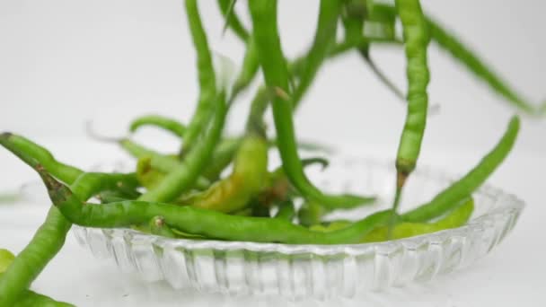 Fallende Grüne Chilischoten Glasschale — Stockvideo