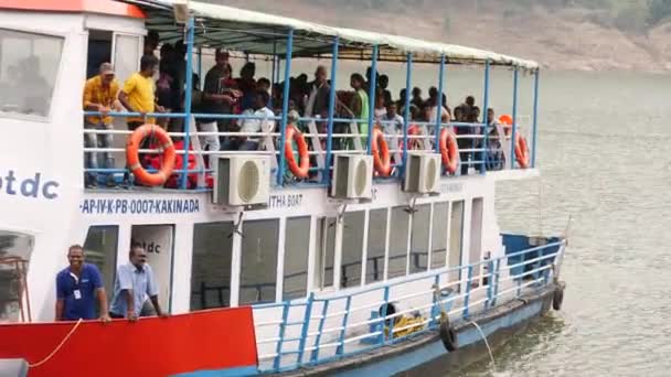 Ferry Com Condicionado Mar Passageiros Bordo Homens Abaixo — Vídeo de Stock