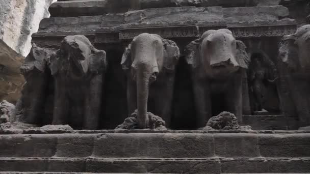 Close Tiro Elefantes Esculturas Uma Linha Dentro Das Cavernas Ellora — Vídeo de Stock