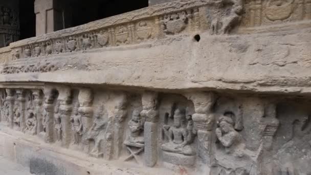 Verschiedene Skulpturen Über Der Wand Der Höhlen Von Ellora — Stockvideo