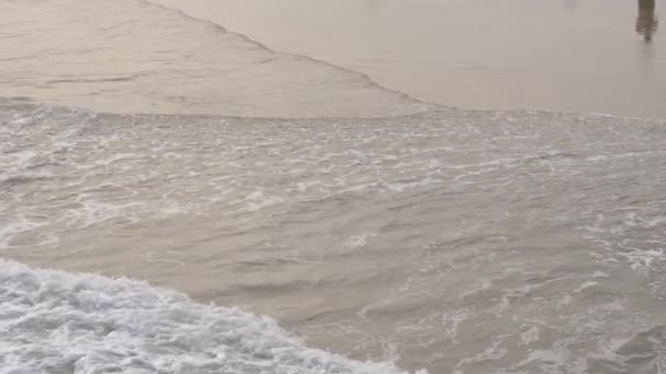 Veduta Dell Acqua Mare Che Naviga Sulla Sabbia Della Spiaggia — Video Stock