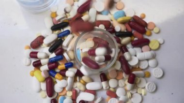 Farklı tıbbi haplar ya da uyuşturucular.