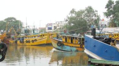 Denizde yüzen balıkçı teknesinin görüntüsü. Balıkçı teknesi yakın çekim