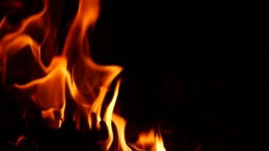 Alev alev yanan turuncu ateşin videosuna yakınlaştırıldı