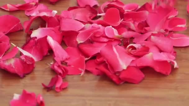 Płatki Róż Spadające Zwolnionym Tempie Stołem Drewna — Wideo stockowe