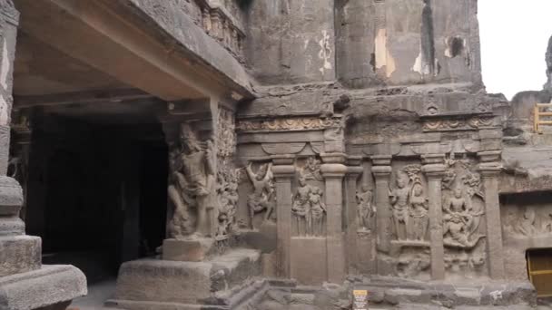 Różne Rzeźby Bogów Symbole Zaprojektowane Nad Ścianami Jaskiń Ellora — Wideo stockowe