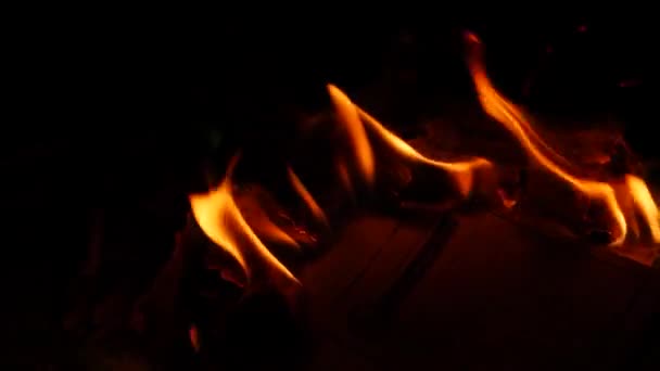 Herangezoomt Feuer Verbrennung Einer Substanz Der Dunkelheit Brise Wirkung Auf — Stockvideo