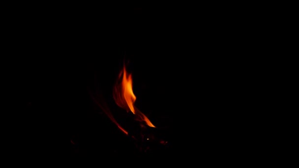 Blikající Oheň Pomalu Hořící Tmě — Stock video