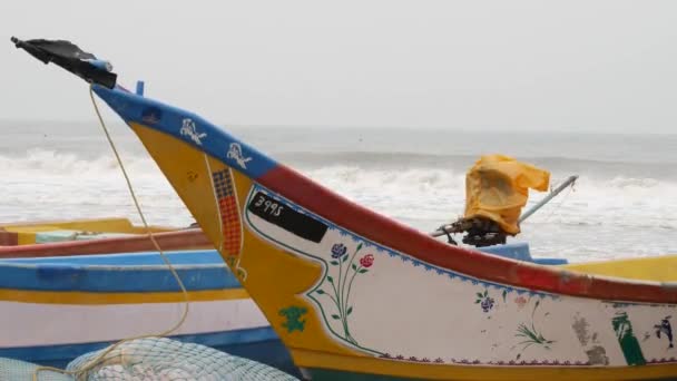 Barcos Pesca Estacionados Orilla Del Mar Olas Marinas Que Fluyen — Vídeo de stock
