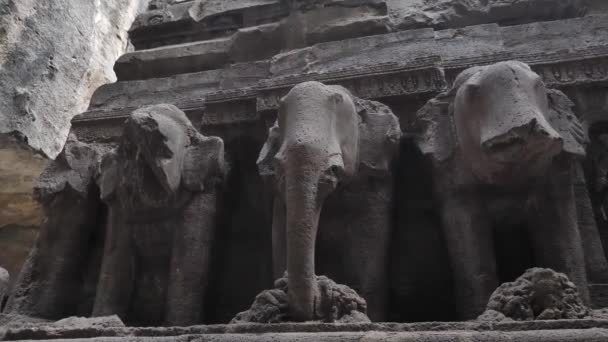 Statuen Von Drei Tieren Einer Reihe Den Ellanahöhlen — Stockvideo