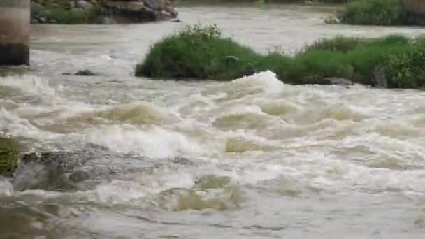 Chorro Agua Del Río Flotando Sobre Una Gran Roca Debajo — Vídeo de stock