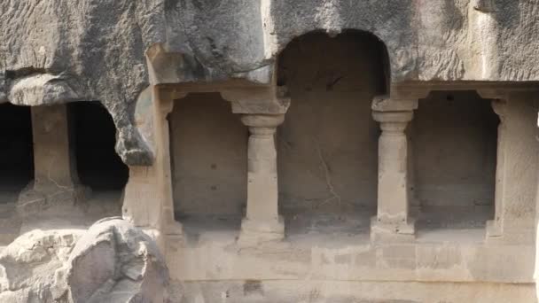 观看楼梯 走进马哈拉施特拉邦的艾拉洞穴 — 图库视频影像