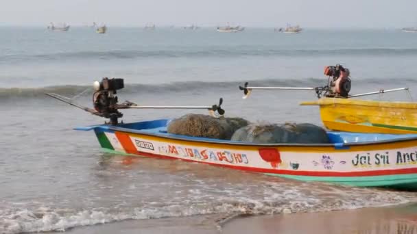 Dos Barcos Pesca Orilla Del Mar Nadie Vista Agua Barriendo — Vídeo de stock