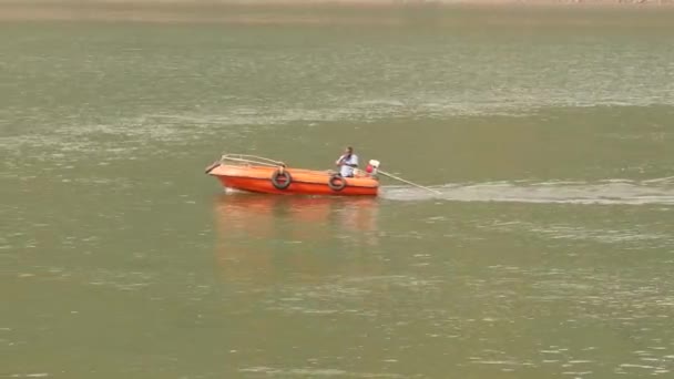 Seorang Pengendara Mengayuh Perahu Penyelamat Laut — Stok Video