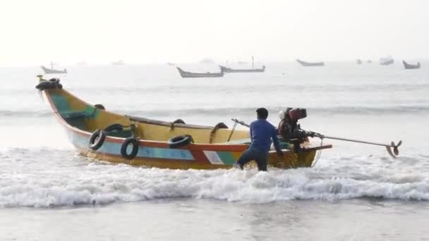 Hombre Empujando Bote Peces Hacia Mar Para Flotar — Vídeo de stock