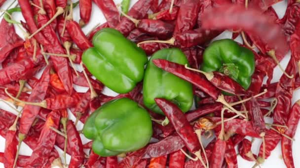Rote Chilischoten Grüne Chilischoten Und Paprika — Stockvideo