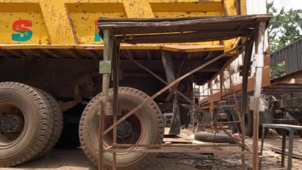Tiro Camión Estacionado Centro Reparación — Vídeos de Stock