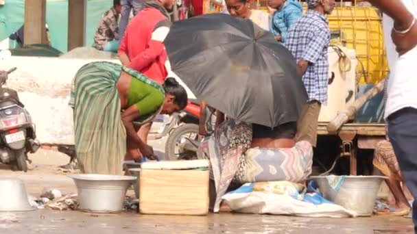 Visszapillantás Női Hajlításra Egy Másik Esernyőt Tartó Halpiacra Chirala Fish — Stock videók