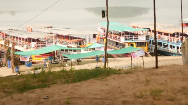 海岸有4个停泊的渡船 帐篷和杆子 — 图库视频影像