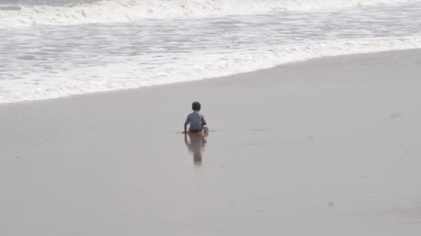 Widok Dziecka Siedzącego Brzegu Morza Dziecko Siedzące Plaży — Wideo stockowe