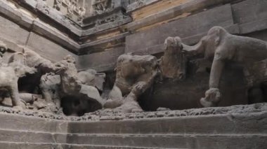 Ellora mağaralarının içinde bebek fil heykeli.