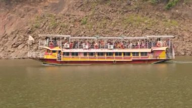 Hareket eden bir feribotun hareket eden kamera kısa klibi yolcularla dolu, tepe arkaplan